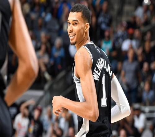 拒绝田忌赛马，皮尔斯：文班这样的超级巨星不该接受替补角色