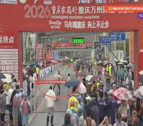 万州全马冠军冲线遭拦截！重庆田协称裁判错判，对其停赛一年