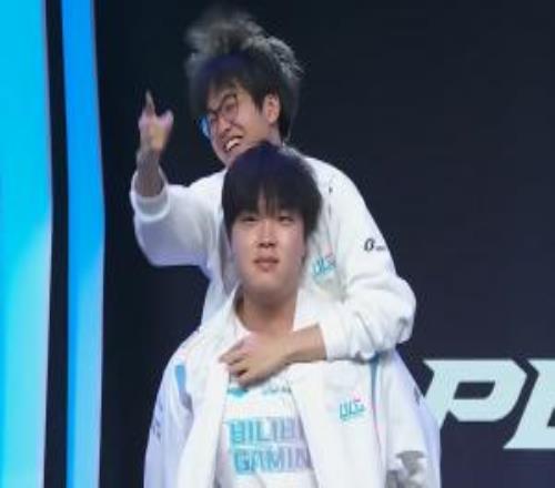 粉丝开盒曝光Xun私人行程：去湖北黄冈开导Bin，明早再回上海