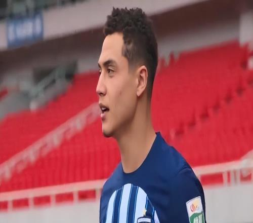 他前两个赛季踢中乙都被嘲讽是大漏勺，如今却上港核心，赢得点赞