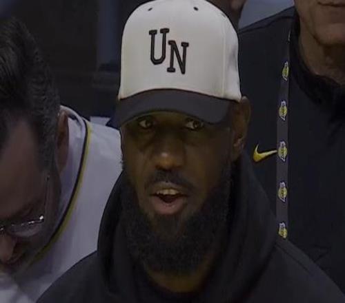 湖记：勒布朗坐在更高的椅子上，推测这是为了缓解坐骨神经痛