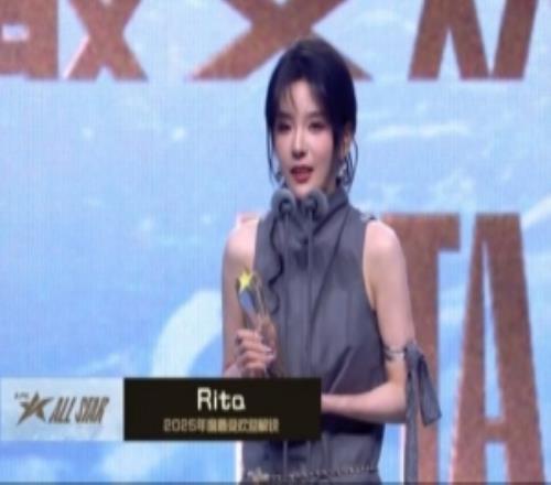 LPL年度奖项得主：进步最快解说主持夏安年度最受欢迎解说Rita！