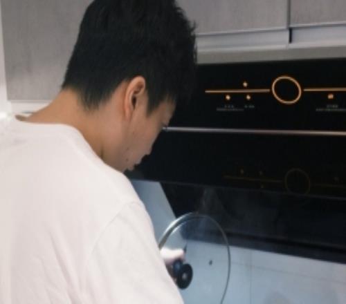 余霜分享管泽元下厨动态：回家就有人做饭吃
