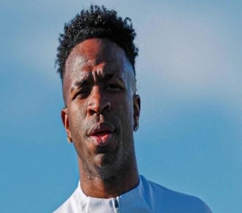 维尼修斯婉拒切尔西天价邀约，心系皇马不愿为钱离队