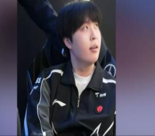 官方更新TES成员后台赛后表情：369揉眼睛，反观Kanavi丝毫不伤心