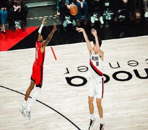 得到斯帅信任，杨瀚森半场9分43秒3中1得3分3板1助1失误2犯，正负值+3