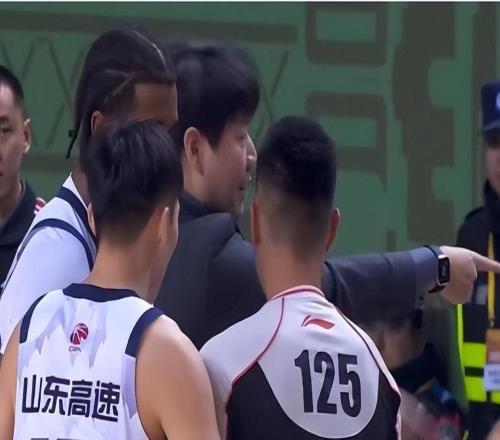 邱彪被激怒，脱下西装上衣狠狠摔在地上，然后冲向裁判