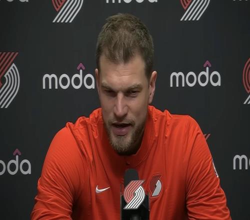 斯普利特：克林根是我们的防守支柱，回到圣安东尼奥感觉很特别