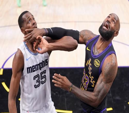 3连败！湖人拒绝15分大逆转，詹姆斯一战连创3大神迹，东契奇34+8