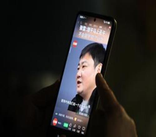 赛车起拍价40万！张雪捐赠嫣然“加码”：冠军奖杯、签名帽子一起送