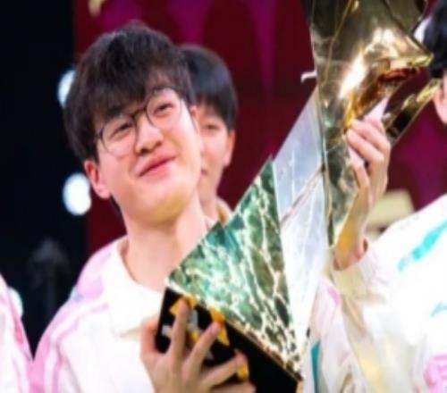 LOL官推分享Xun捧杯照：重回BLG帮助队伍赢得首个国际赛冠军