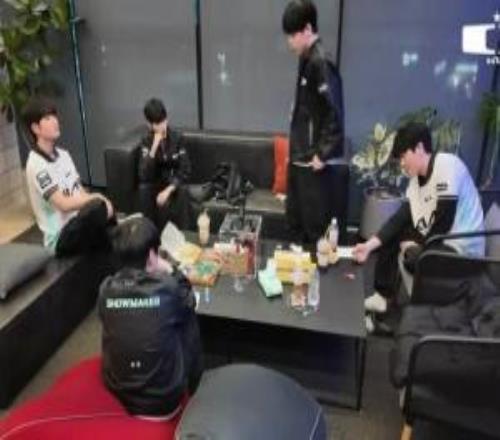 CvMax教练休息室训话：你们有想要比对面打得好的野心吗你们在致敬对手吗