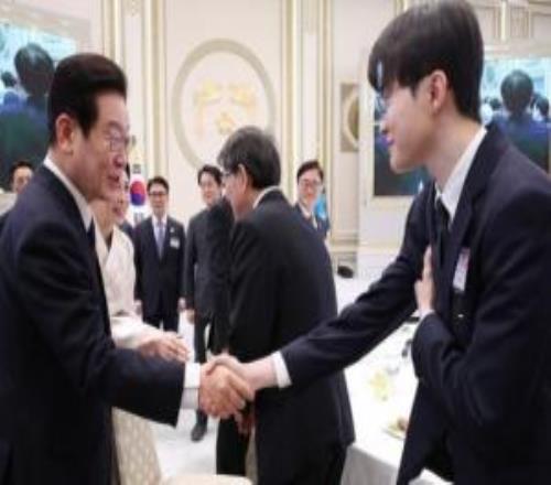 时隔30天！李哥终于得闲上号了！Faker昨日登上韩服账号连玩四把才下线！