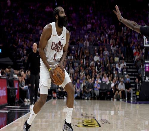 哈登在骑士队首秀中与多诺万米切尔搭档，却没想到会发生什么