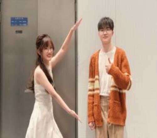 夏安晒与Faker合影：谁懂看到Faker拿出两张中文手写信的震撼