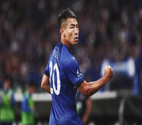 20分20秒致敬20年！于汉超用蓝色20号，写尽中国球员的倔强与荣光