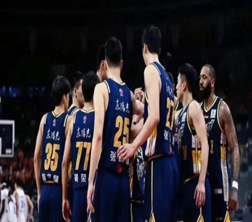 抵达！广东新援已经到宾馆球迷又调侃看走路姿势如何