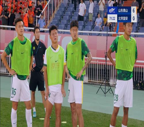 拉不住！张玉宁、王刚与球迷爆发冲突，国安06惨败后：深夜道歉