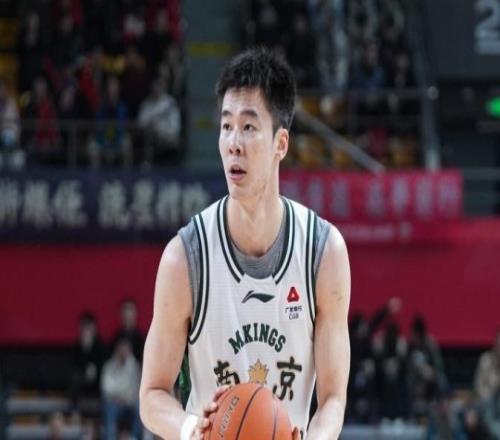 同曦官宣郭昊文伤情：踝关节扭伤预计缺席两周已穿上保护靴