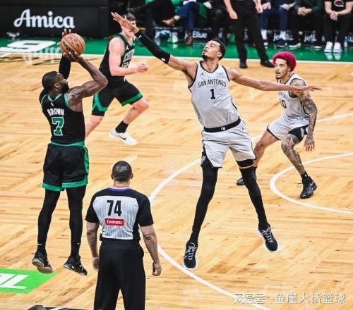 马刺逆转！布朗27+8犯大错，文班21+6全队第一，福克斯21+9创纪录