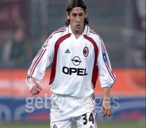 全能代表，米兰城游走两次，世界杯给亚洲球队上课，33岁当少帅