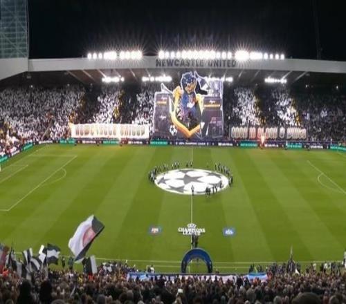 时隔22年再次欧冠迎战巴萨，纽卡球迷赛前展示巨幅TIFO