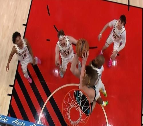 詹皇一级恶犯！肘击打头克林根被抓，咆哮怒骂裁判，他不是故意的