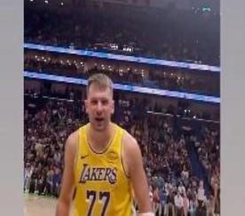 球迷骂东契奇是垃圾，后者命中高难度三分后回喷：你xx说啥呢