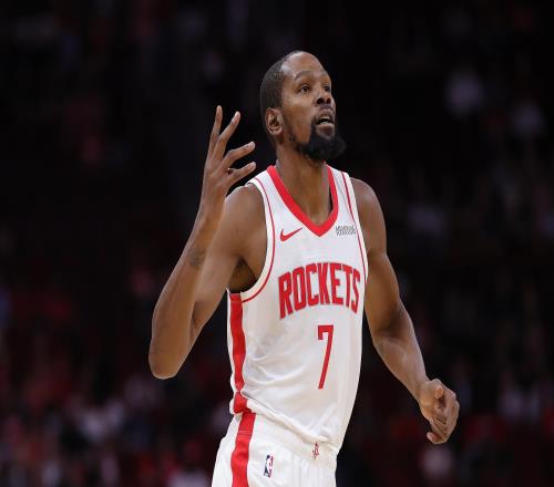 杜兰特半场10中4轰15分，帮助火箭紧咬比分