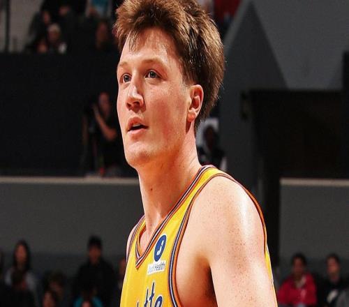 官方：黄蜂的克努佩尔和马刺的哈珀当选NBA2月东西部最佳新秀