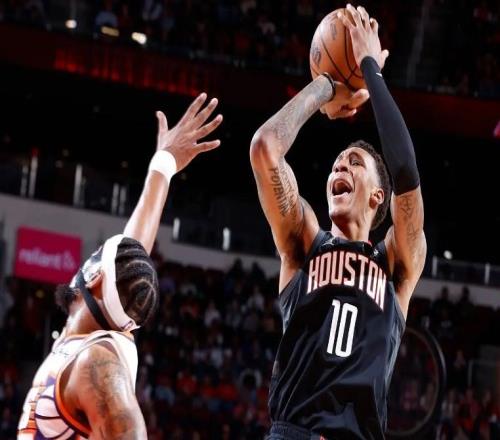 下半场突然觉醒！锋线新星的强势发挥是火箭完成逆转的关键因素