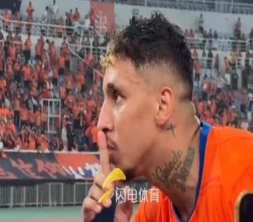 梅开二度助泰山队获胜！克雷桑赛后与球迷互动：WEAREONE！