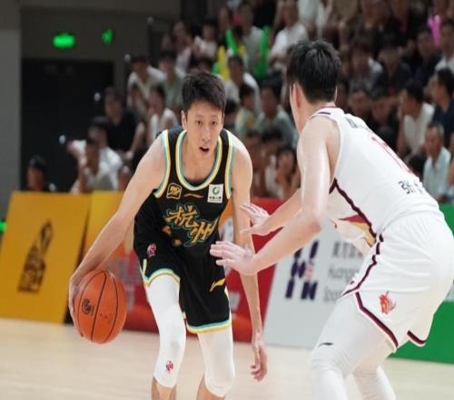 CBA卫冕冠军首秀！广厦3分险胜获开门红：胡金秋缺席赵嘉仁20分