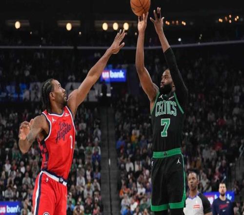 生涯之战！布朗50+6三分平纪录单节7中7狂轰19分打爆快船