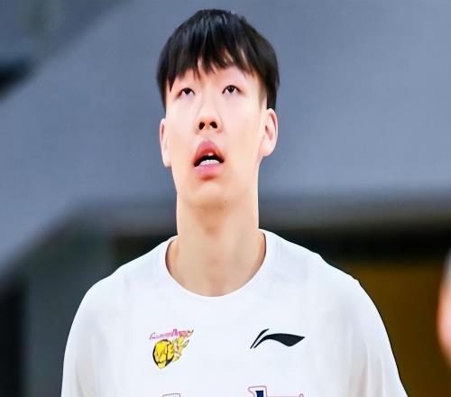 广东2分惜败事件发酵，张昊错失绝平球被骂惨，杜锋周琦没说错