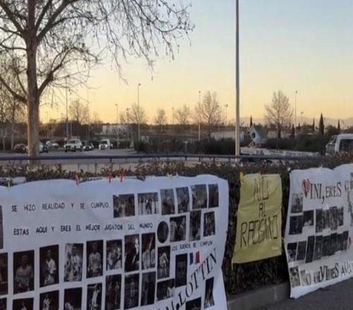 皇马球迷拉横幅声援维尼修斯和姆巴佩：我们深爱你们