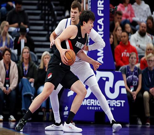 杨瀚森纵情吃喝长膘美国记者：他正在坚决执行开拓者的训练计划