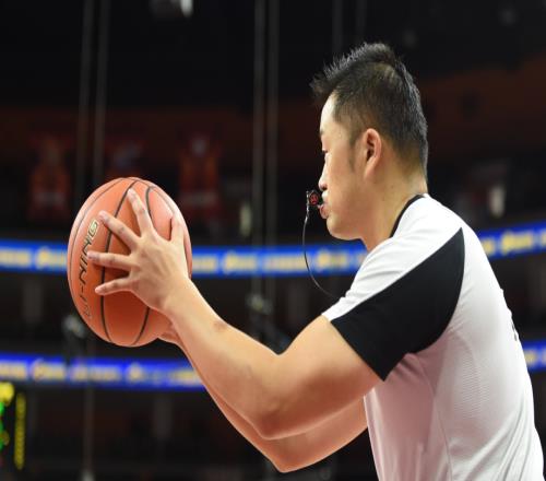 CBA新赛季盛大开幕我省两名优秀裁判荣耀执裁