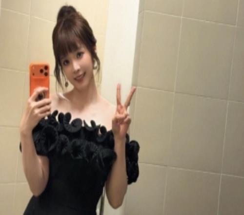 主持人余霜晒照：好久不见！嘻嘻！下次见就是28啦！！