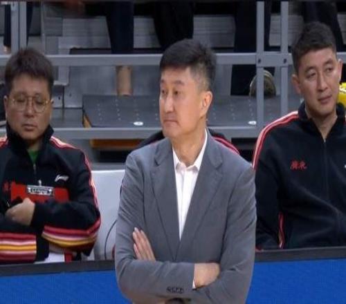 广东为何遭逆转杜锋都懵了，胡明轩低迷，内线麻烦，奎因曝弊端