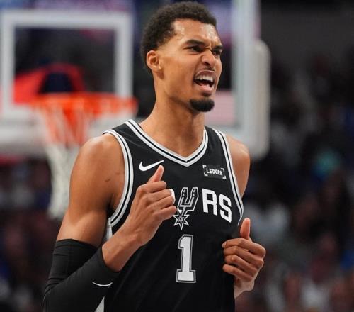 27分18板6助5帽！文班刷爆纪录，马刺创造历史，悄悄改写西部格局