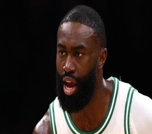 官方：杰伦布朗因腿筋伤势明日对阵76人出战成疑