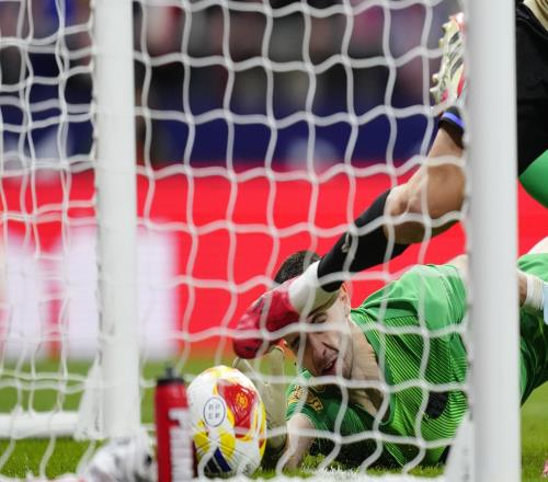 巴萨和马竞都曾担忧场地条件，开场不久后霍安便停球失误丢球