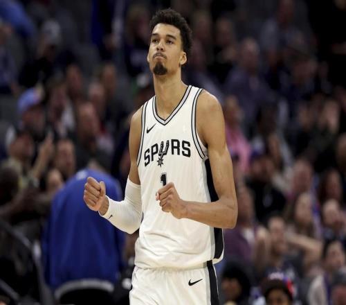 文班亚马38+12+5+5盖帽+6记3分创NBA历史第1神迹，马刺逆转公牛