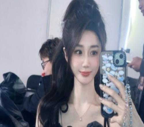 主持人小悠：究极打工形态两个月黑眼圈和苹果肌融为一体了