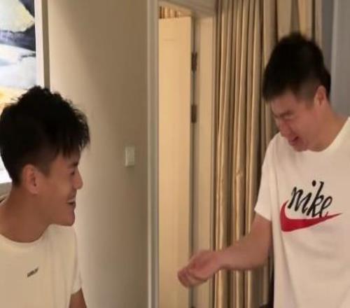 比赛中被撞掉两颗门牙，赛后于根伟率队帮王献钧找回一颗
