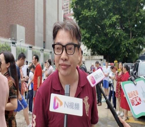 深中送考家长对着镜头为儿子“许愿”：他很想和许昕打一场球