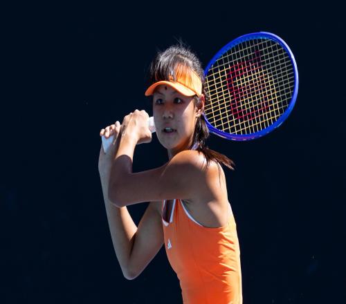 20夺15连胜！中国网球15岁天才少女进8强：边哭边扫追赶郑钦文