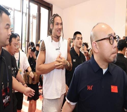 361德州超品一店盛大开业NBA球星阿隆戈登亲临剪彩