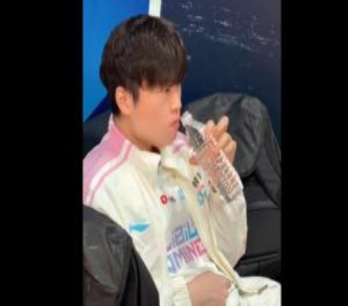 BLG公布赛前视频：Bin面无表情坐在休息室喝水，替补上单Wenbo也在！